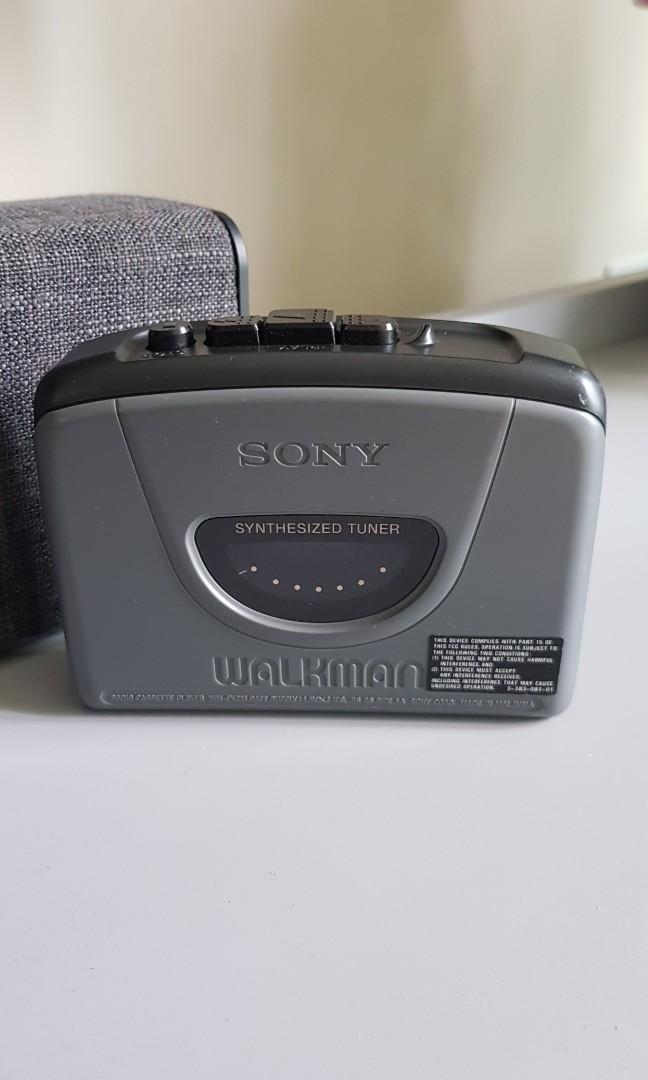 Vintage Sony Walkman WM-FX251 FM/AM Radio cassette Player. 