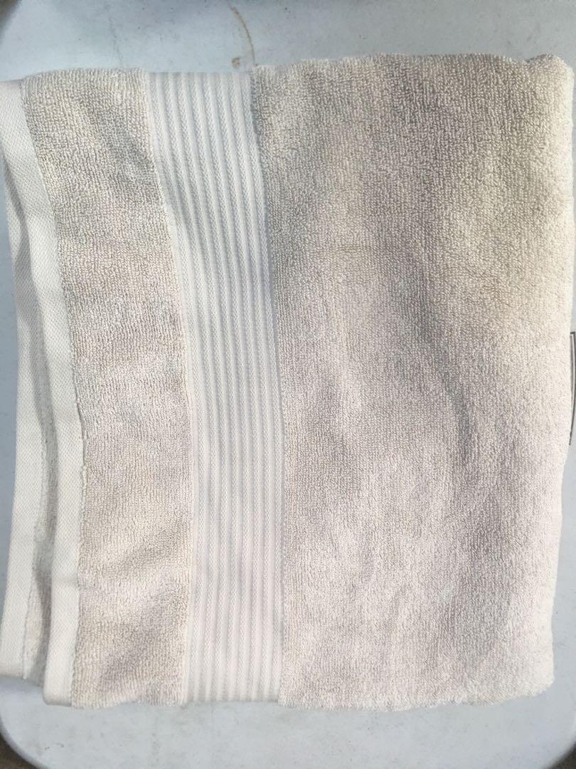 Texmade Bath Towel (Category: Bath) located in Paranaque City. Submitted by mandlshoppingacct (Listing ID 1158864793, Image 2). Description: Texmade bath towel Condition: 10/10 Size: L-56 W-30.