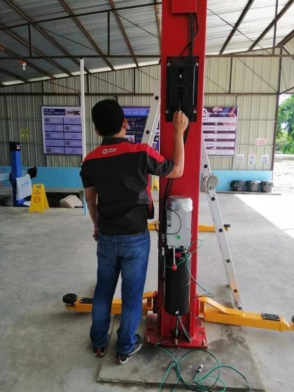 Veritek 2 Post Car Lifter 4 Tons VR240M, Commercial & Industrial