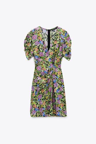Zara Floral Wrap Dress (Category: Dresses) located in San Fernando. Submitted by tipsysauce (Listing ID 1158932132, Image 3). Description: Zara Floral Wrap Dress BNWT XS On hand, ready to ship Hard to find! Best seller Really nice cut & fabric, accentuates the curves when worn 😍.