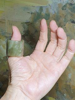 20.5mm Premium Qinghai Nephrite light greenish whitish thumb ring (with certificate) [Natural Crystal] 20.5毫米和田玉优质青海青白扳指(带证书)