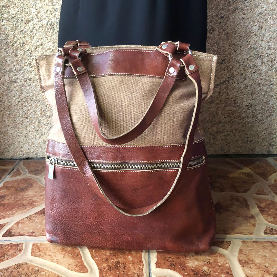 💯 original orobianco 2 way bag (Category: Luxury Bags & Wallets) located in Cavite. Submitted by bags_unltd143 (Listing ID 1159147382, Image 1). Description: original canvass and leather tote and shoulder bag with RIRI zipper and multiple pocket.