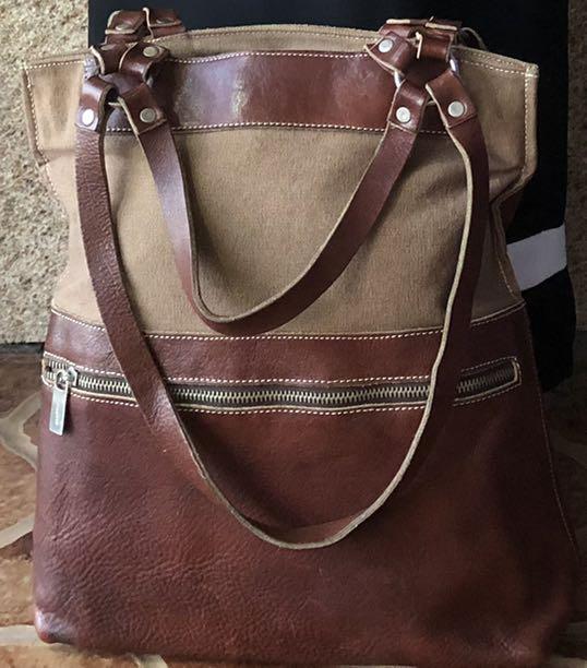 💯 original orobianco 2 way bag (Category: Luxury Bags & Wallets) located in Cavite. Submitted by bags_unltd143 (Listing ID 1159147382, Image 2). Description: original canvass and leather tote and shoulder bag with RIRI zipper and multiple pocket.