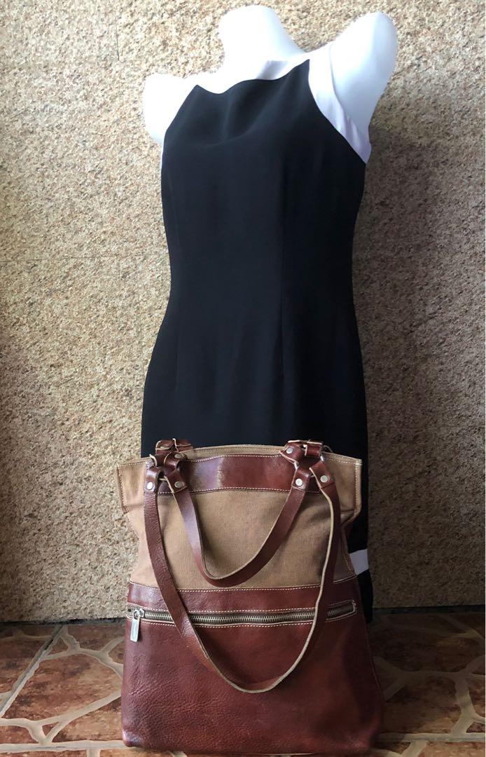 💯 original orobianco 2 way bag (Category: Luxury Bags & Wallets) located in Cavite. Submitted by bags_unltd143 (Listing ID 1159147382, Image 3). Description: original canvass and leather tote and shoulder bag with RIRI zipper and multiple pocket.
