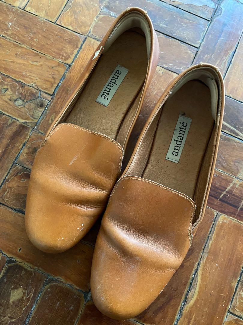Andante Brown Smoking Loafers (Category: Loafers) located in Quezon City. Submitted by malassezia (Listing ID 1159200256, Image 1). Description: Well-loved pair of smoking loafers from Andante. Very comfy to wear the whole day, can walk in them for long periods. Selling low because of some peeling (as seen in photos) Last photo from Andante website No return/refund policy No when worn photos available Shipping c/o buyer MOP: BDO/GCash/UnionBank.