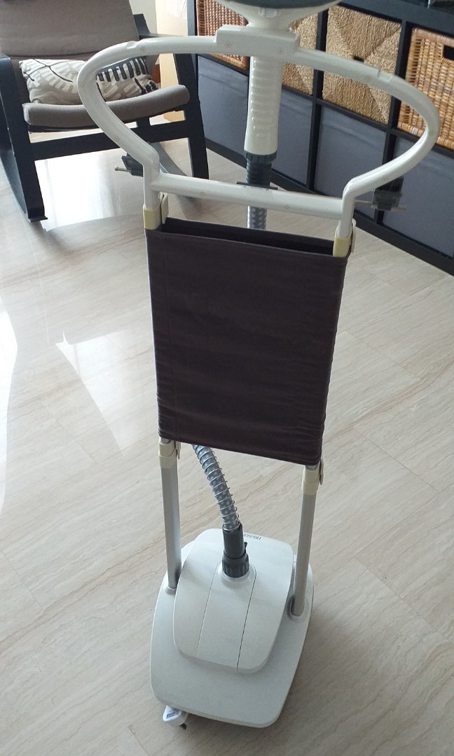 Black&decker gst2000 garmet steamer, TV & Home Appliances, Irons