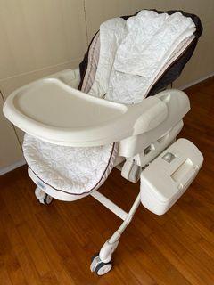 Combi Fealetto Auto Swing Parenting Station