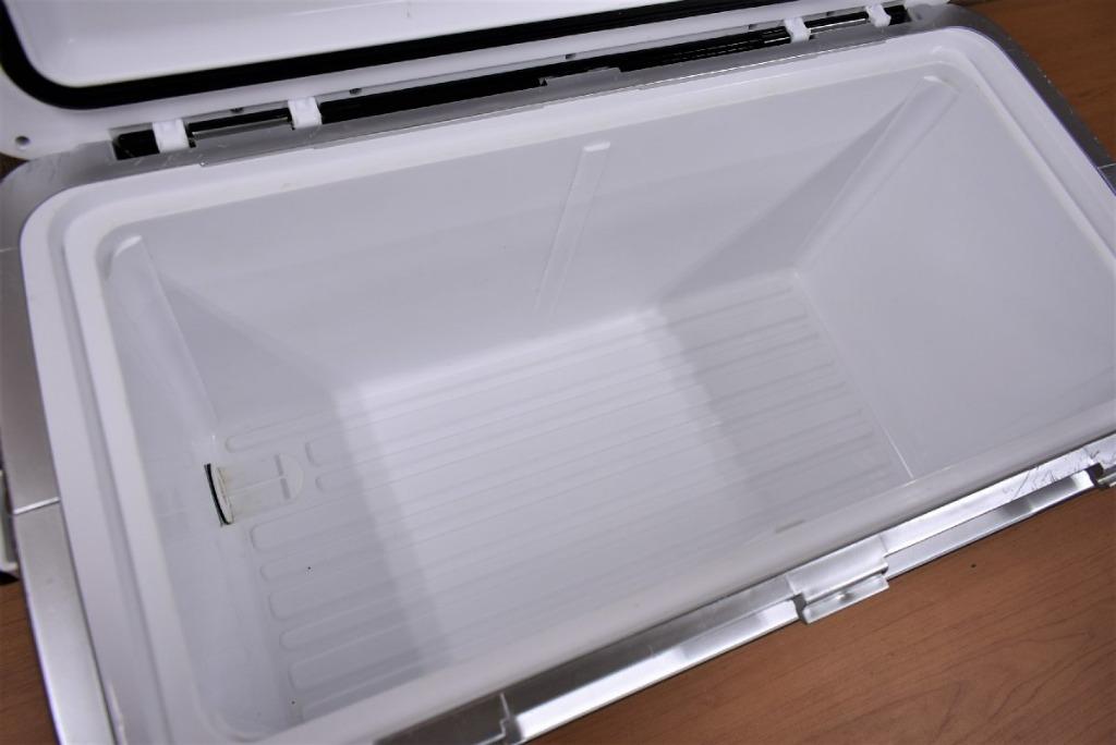 DAIWA LIGHT TRUNK IV SU 3000RJ 保冷箱, 運動產品, 釣魚- Carousell