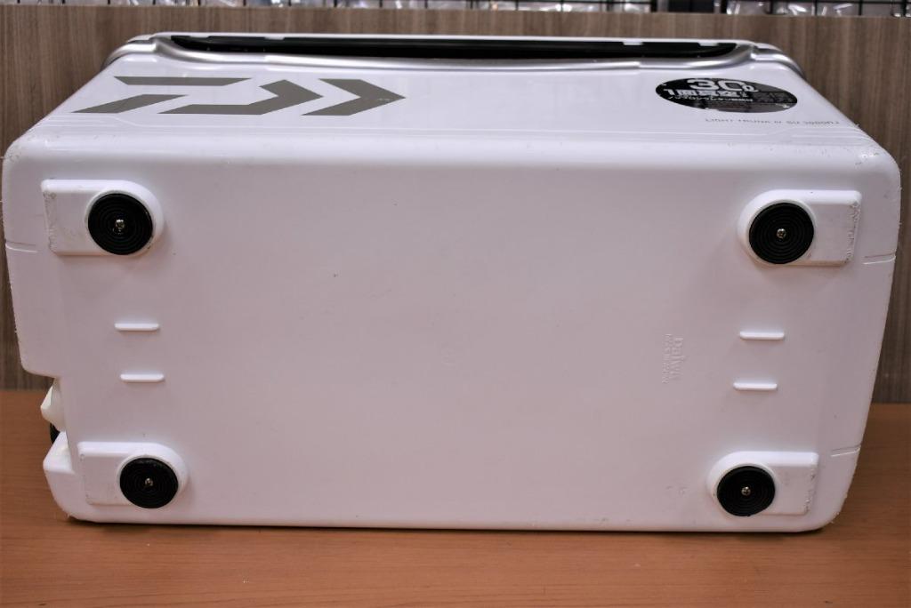 DAIWA LIGHT TRUNK IV SU 3000RJ 保冷箱, 運動產品, 釣魚- Carousell