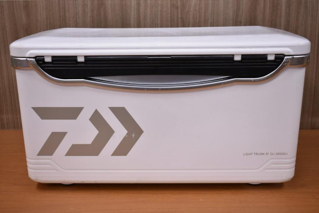 DAIWA LIGHT TRUNK IV SU 3000RJ 保冷箱, 運動產品, 釣魚- Carousell