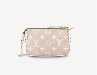 Louis Vuitton Vintage Mini Pochette Accessoires Damier Crossbody Shoulder  Bag, Luxury, Bags & Wallets on Carousell