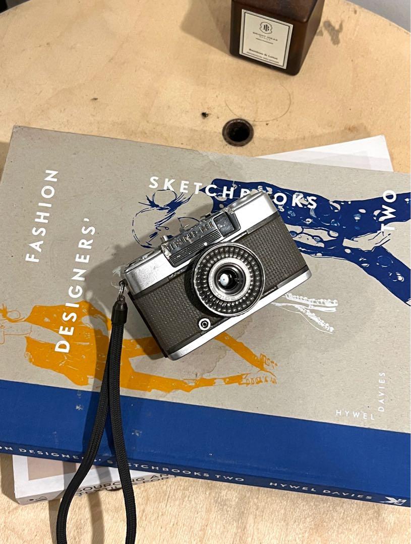 OLYMPUS PEN EE-2 HALF FRAME 35mm FILM CAMERA (Category: Cameras) located in Manila. Submitted by mmmoood_ (Listing ID 1159123279, Image 1). Description: OLYMPUS PEN EE-2 HALF FRAME 35mm FILM CAMERA Working condition Has paint chips and rust Viewfinder is relatively clear Lens just needs cleaning 3k fixed.
