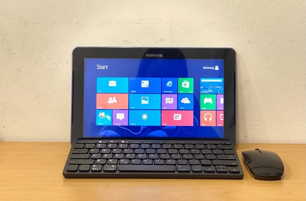 Samsung Windows Laptop + Tablet 2 in 1 / 4GB RAM / SSD Drive Fast Boot Up / 11.6" Display / S