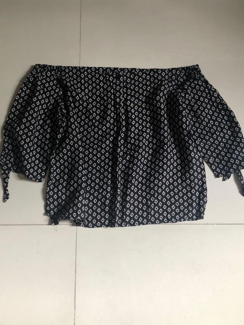 Bershka Off Shoulder Top (Category: Blouses) located in Manila. Submitted by twbn.ph (Listing ID 1159289118, Image 2). Description: ◻️Size XS | Fits S ◻️Good condition ◻️No when worn ◻️Price is slightly negotiable 📍Loc: Manila 🚛 MM: Lalamove/Grab Province: J&T Helping tags: #zara #hm #uniqlo #mango #bershka #stradivarius #missselfridge #forever21 #pullandbear.