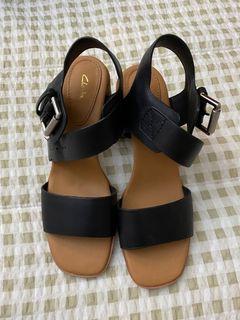 BRAND NEW Clarks Heeled Strappy Sandals (Black - US Size 6)