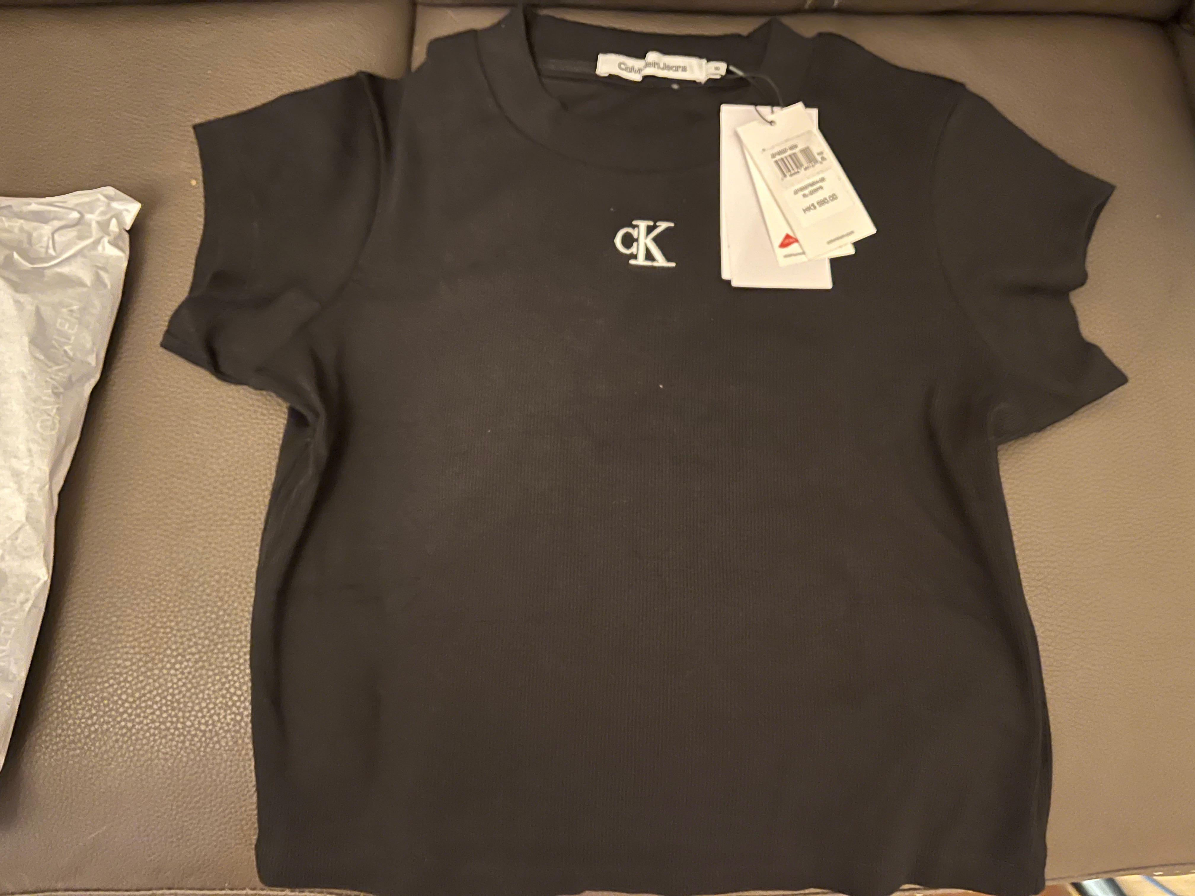 Calvin Klein 黑色短修身Tee Jennie同款, 女裝, 上衣, 襯衫- Carousell