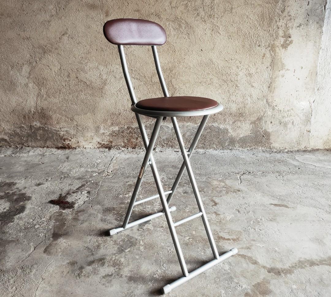 Folding stool with back support clearance
