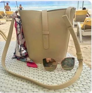 (Category: ) located in . Submitted by fashbox (Listing ID 1159272453, Image 1). Description: .