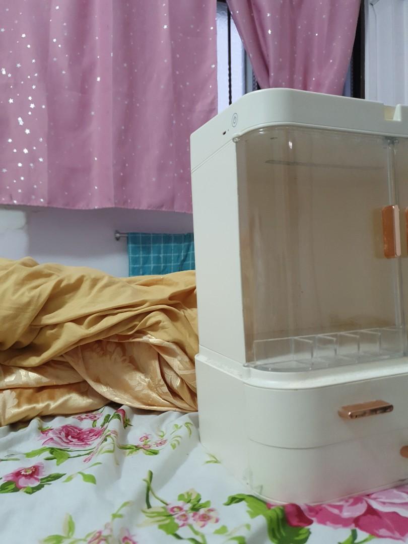 Makeup box (Category: Makeup) located in Singapore. Submitted by prawn12345 (Listing ID 1159297780, Image 2). Description: Has a built in mirror with lights. Type-A charger to on the lights. Abit dusty because never use for quite sometime. Meet up at Tampines. My house is near the Tampines Bus interchange..