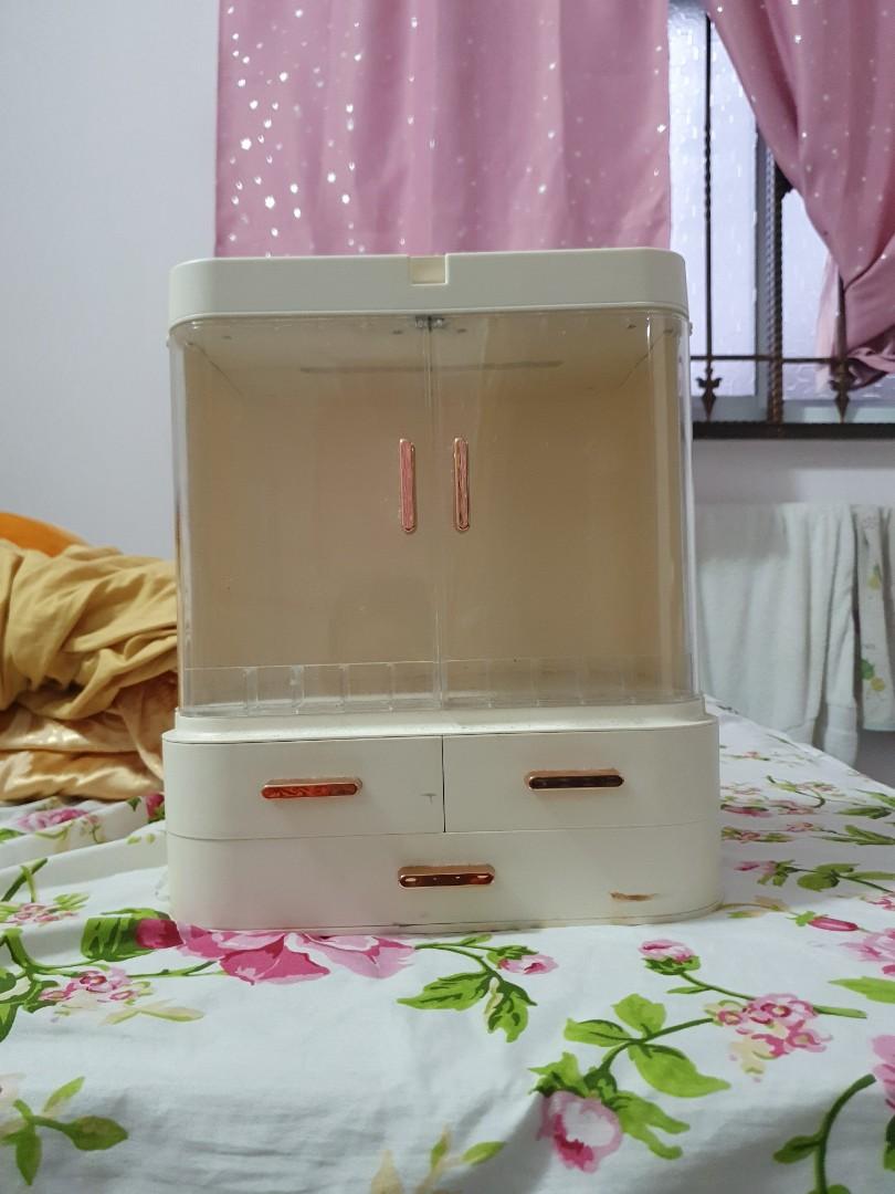 Makeup box (Category: Makeup) located in Singapore. Submitted by prawn12345 (Listing ID 1159297780, Image 1). Description: Has a built in mirror with lights. Type-A charger to on the lights. Abit dusty because never use for quite sometime. Meet up at Tampines. My house is near the Tampines Bus interchange..