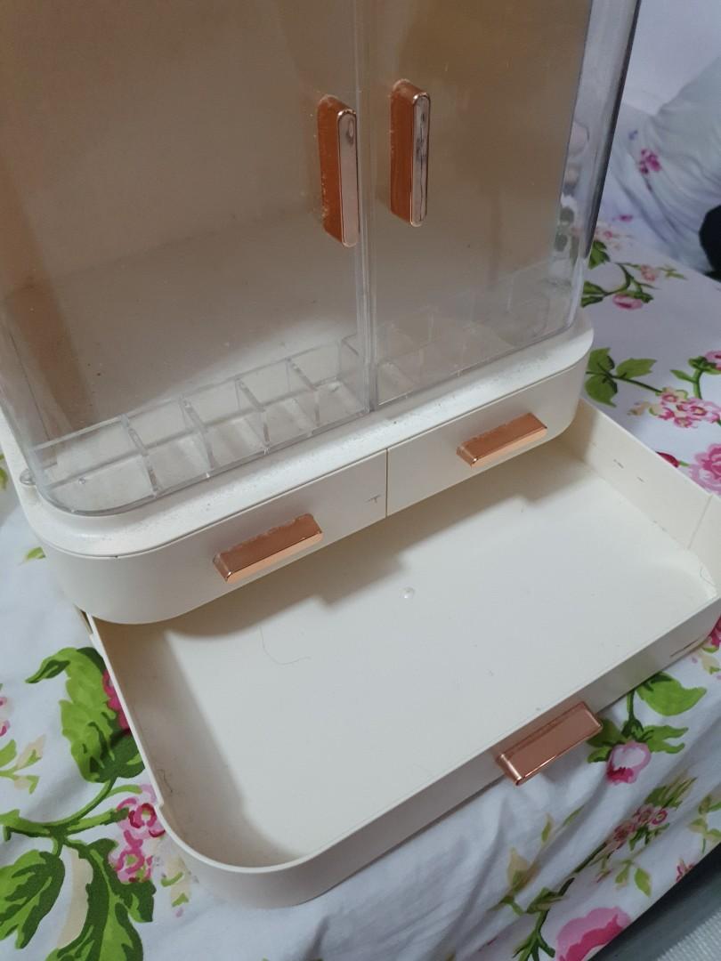 Makeup box (Category: Makeup) located in Singapore. Submitted by prawn12345 (Listing ID 1159297780, Image 3). Description: Has a built in mirror with lights. Type-A charger to on the lights. Abit dusty because never use for quite sometime. Meet up at Tampines. My house is near the Tampines Bus interchange..