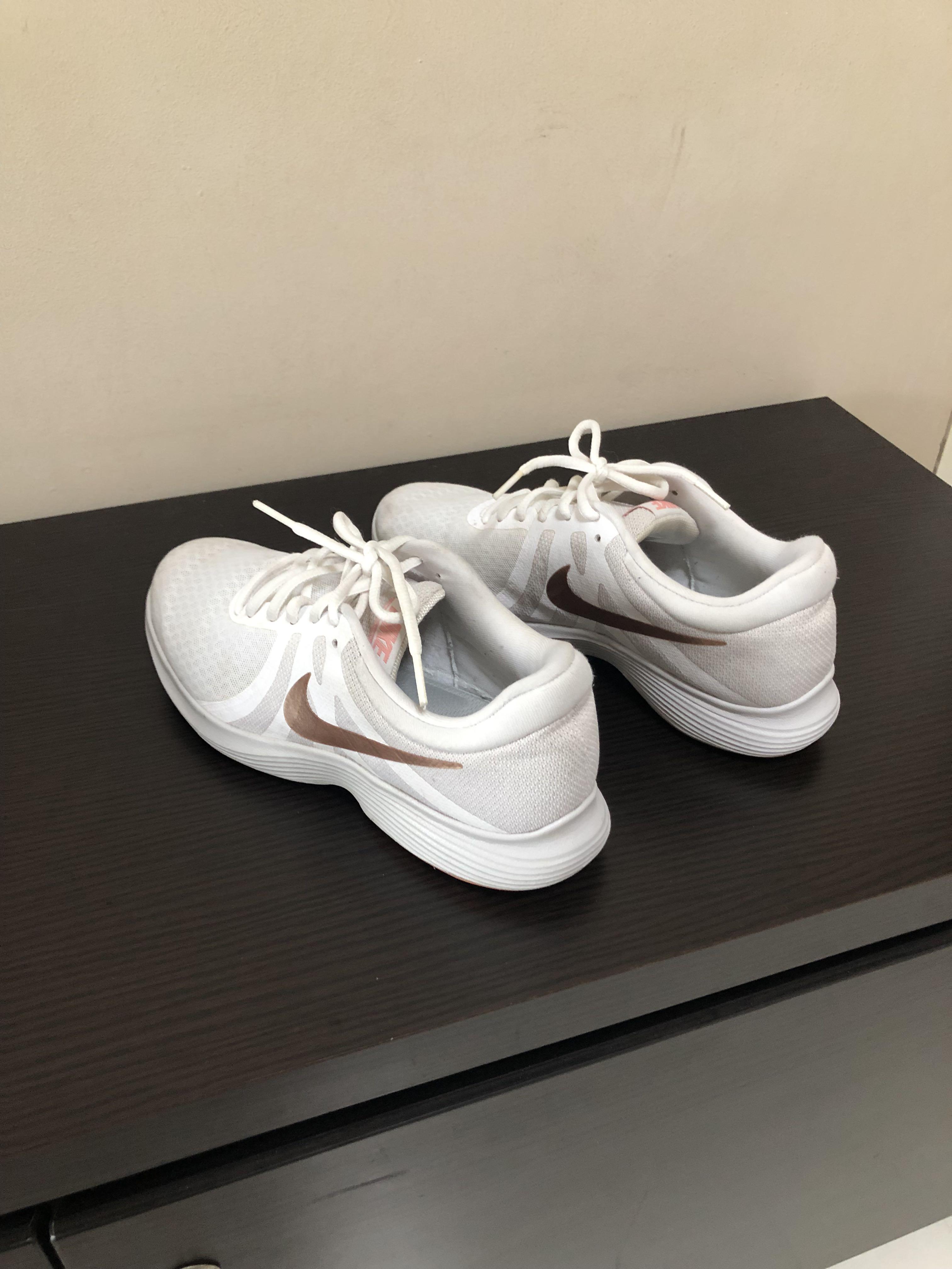 nike white colour sports shoes