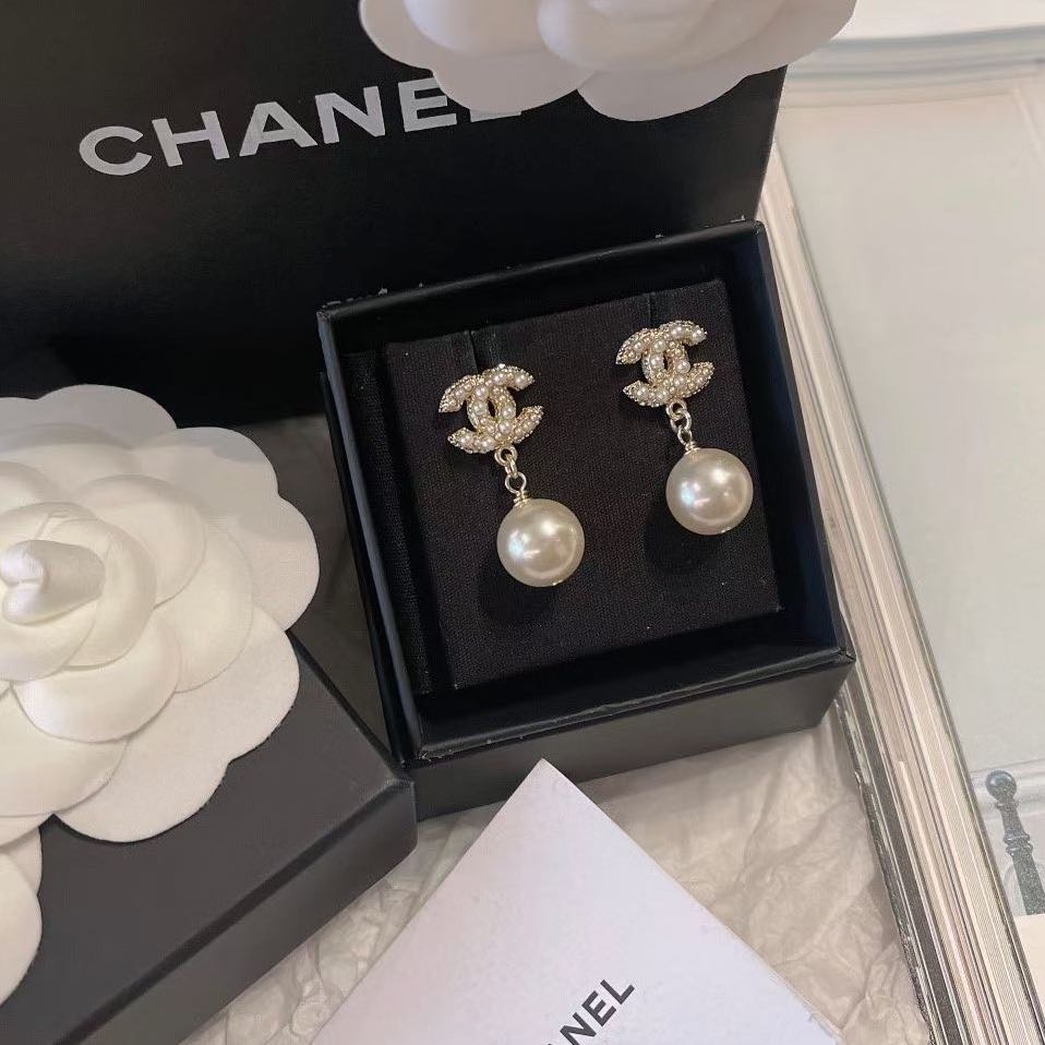 Chanel with pearl earrings Clearance