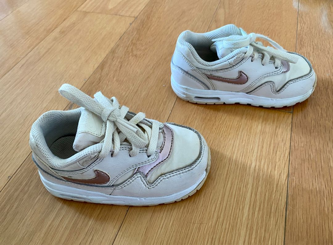 Newborn nike on sale shoes boy