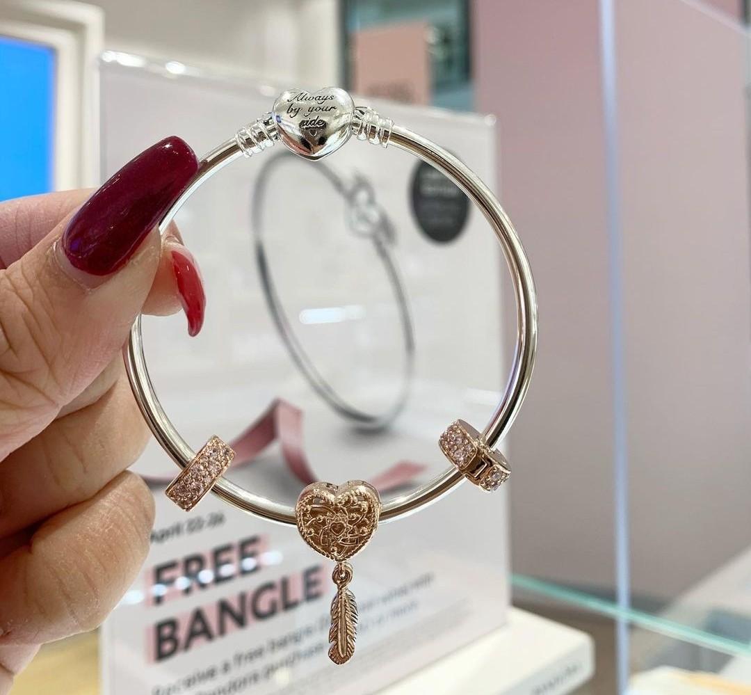 Heart clasp bangle sale pandora