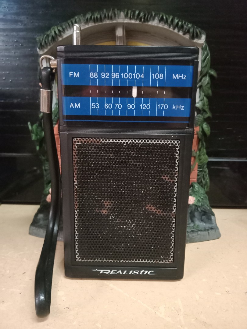 Vintage Realistic FM-AM Pocket Portable Radio, Hobbies & Toys, Music ...