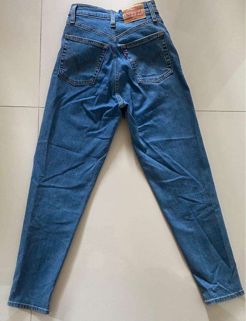 Authentic women's Levi's tapered jeans 