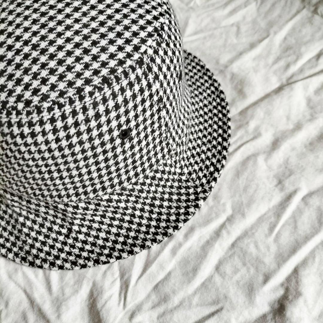 b\u0026w motif bucket hat, Fesyen Pria 