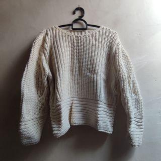 [REPRICED] Atasan Sweater Rajut Tebal Tiqar Warna Off White Crop Oversize