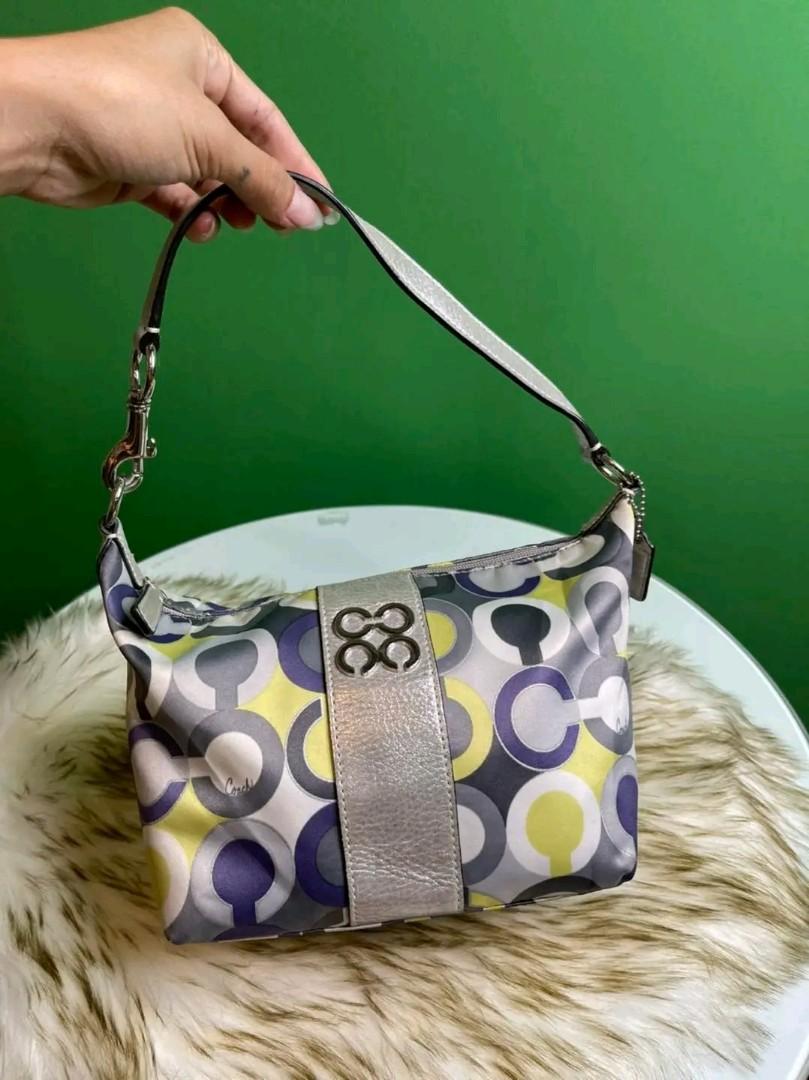 Coach pochette 3 (Category: Luxury Bags & Wallets) located in Butuan. Submitted by jen_pre (Listing ID 1163982042, Image 1). Description: .