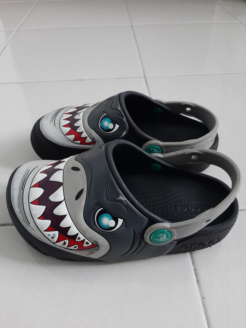Crocs shark best sale