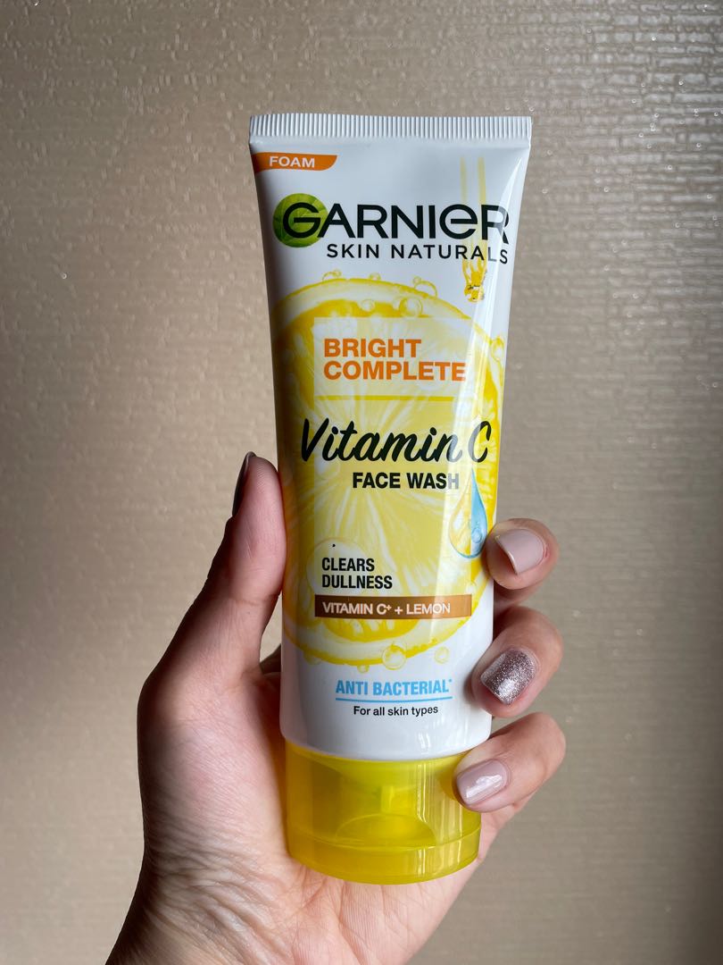 Garnier bright Complete Vitamin C face wash, Kesehatan & Kecantikan