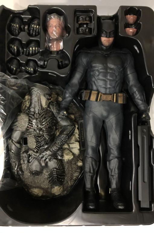 HOT TOYS MMS456 JUSTICE LEAGUE BATMAN DELUXE VERSION 1 6TH SCALE COLLECTIBLE FIGURE