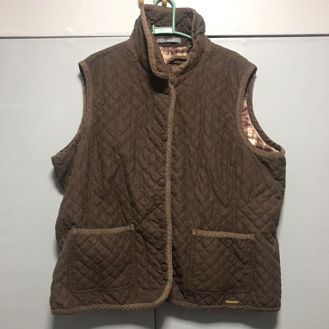 Liz claiborne vest (Category: Vests) located in Malolos. Submitted by ne_os (Listing ID 1163950774, Image 1). Description: Liz claiborne vest In great condition 23x27 No issues.
