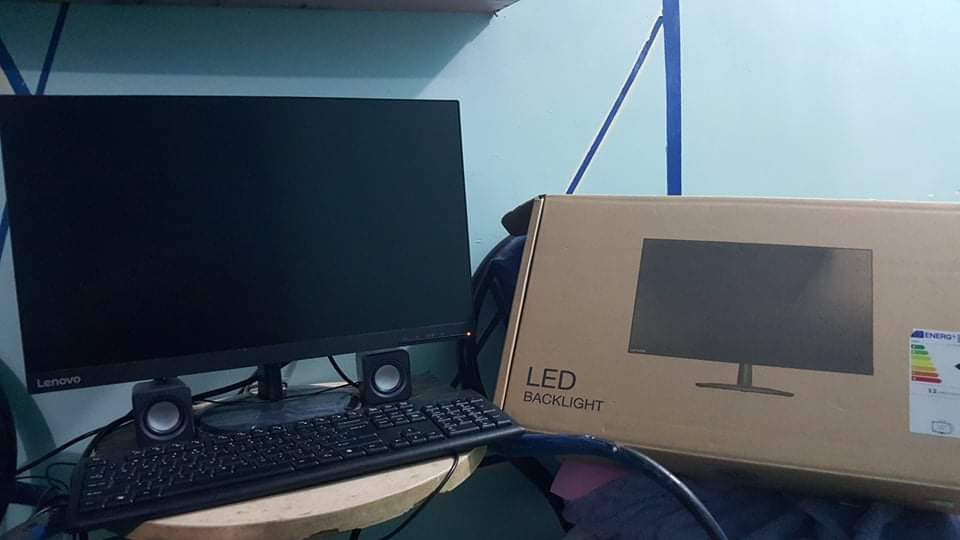 Selling my hp elite desk 800 with 21.5 inch lcd (almost brandnew) 8gb