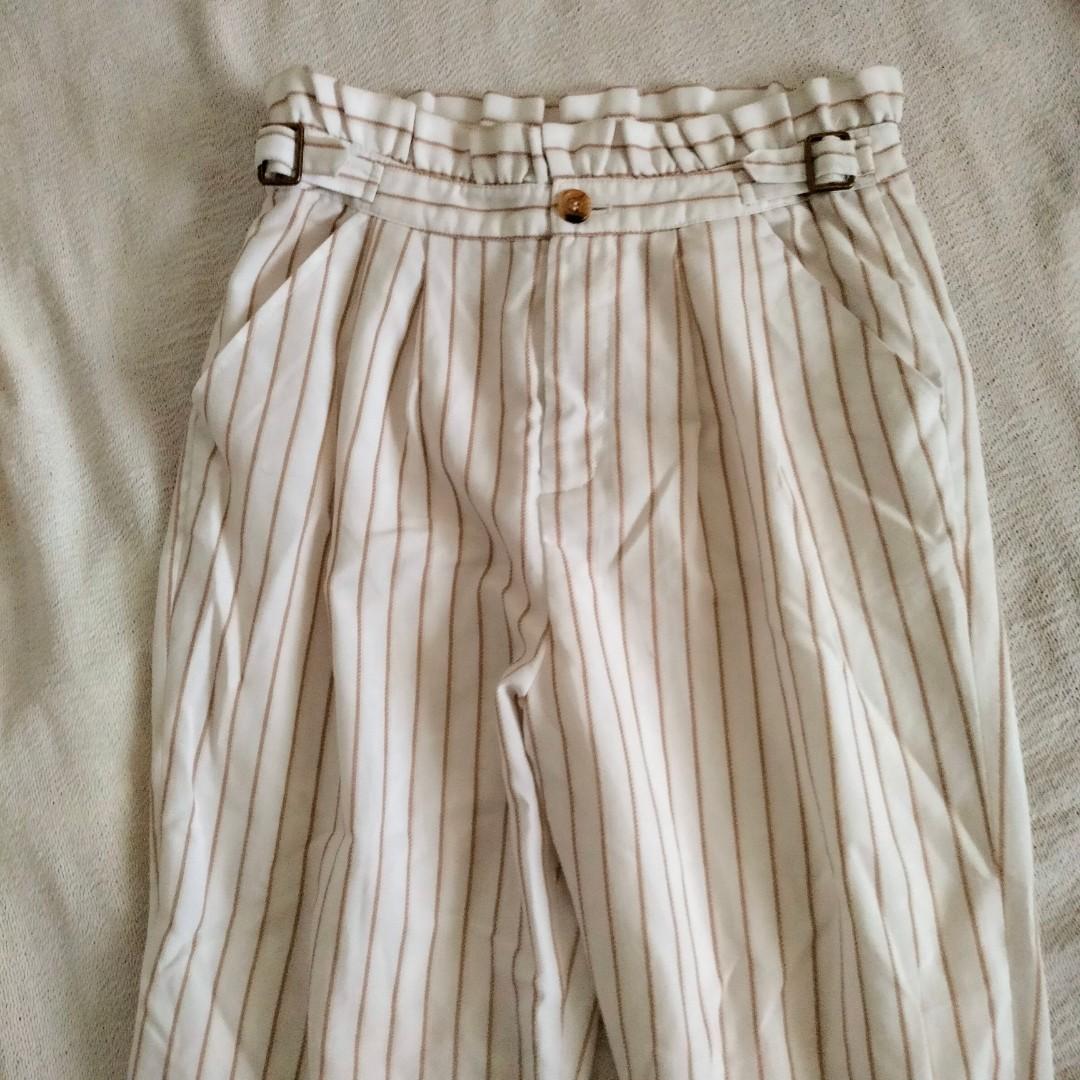 white bottoms / pants for women (Category: Other Bottoms) located in Villasis. Submitted by stuff.tosell_ (Listing ID 1163924197, Image 1). Description: white bottoms like new used only couple of times mop: gcash or shopee cod mod: ggx via shopee.
