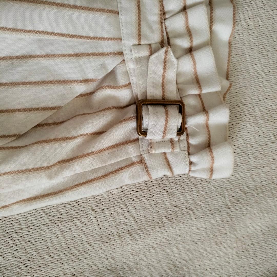 white bottoms / pants for women (Category: Other Bottoms) located in Villasis. Submitted by stuff.tosell_ (Listing ID 1163924197, Image 3). Description: white bottoms like new used only couple of times mop: gcash or shopee cod mod: ggx via shopee.