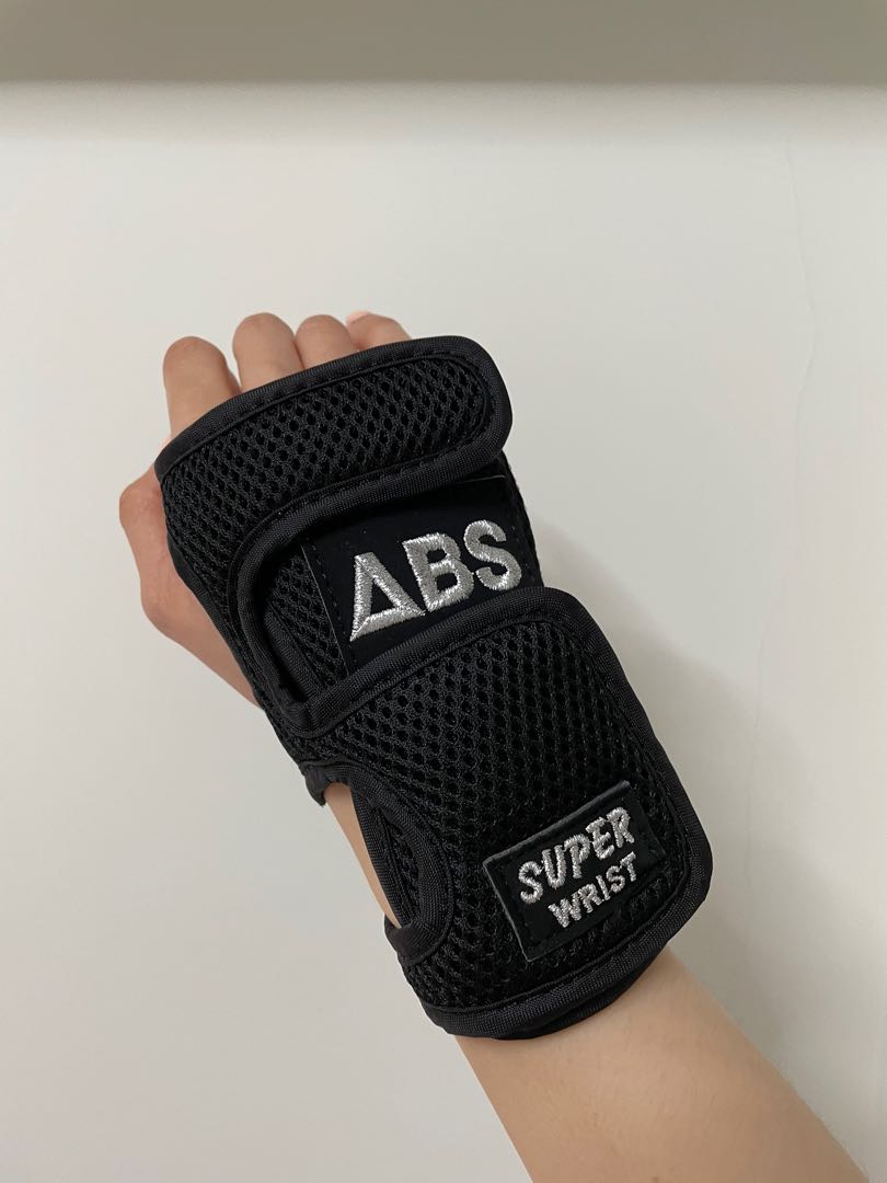全新ABS super wrist bowling 保齡球護腕日本買Made in Korea 韓國製S size, 運動產品, 運動與體育,  運動與體育- 桌球與保齡球- Carousell