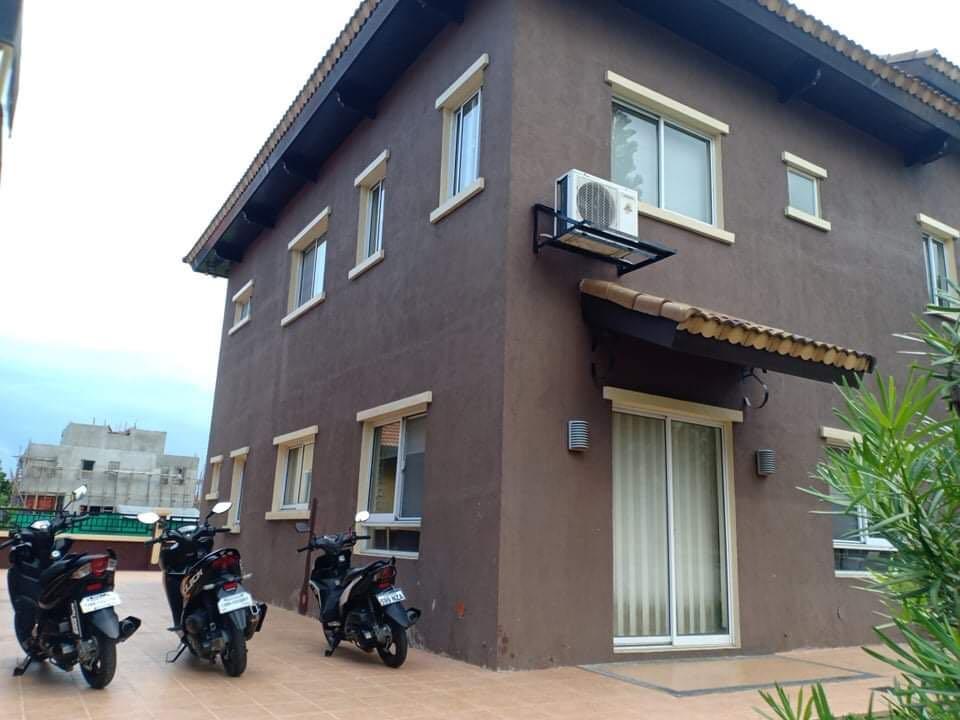 Amore phase 2 house and lot (Category: House & Lot) located in Muntinlupa City. Submitted by neah.alina (Listing ID 1165659690, Image 3). Description: Amore phase 2, house and lot for sale. Location is corner lot, with lot area of 372 sqm and floor area of 264 sqm. 4 bedrooms, 4 full toilets and bath, maid's room, auxilliary kitchen and 2 car garage.