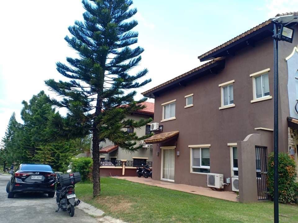 Amore phase 2 house and lot (Category: House & Lot) located in Muntinlupa City. Submitted by neah.alina (Listing ID 1165659690, Image 1). Description: Amore phase 2, house and lot for sale. Location is corner lot, with lot area of 372 sqm and floor area of 264 sqm. 4 bedrooms, 4 full toilets and bath, maid's room, auxilliary kitchen and 2 car garage.