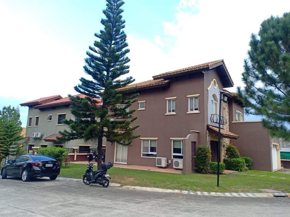 Amore phase 2 house and lot (Category: House & Lot) located in Muntinlupa City. Submitted by neah.alina (Listing ID 1165659690, Image 2). Description: Amore phase 2, house and lot for sale. Location is corner lot, with lot area of 372 sqm and floor area of 264 sqm. 4 bedrooms, 4 full toilets and bath, maid's room, auxilliary kitchen and 2 car garage.