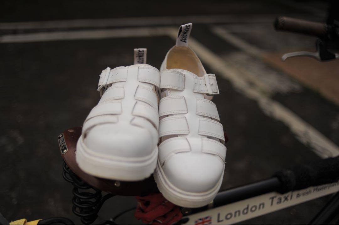 Dr. Martens Vibal White LIKE NEW Fesyen Pria Sepatu Sandal