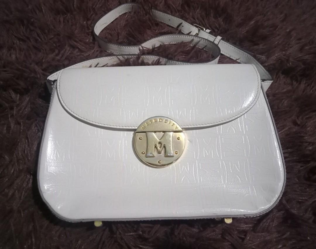 Metrocity Sling Bag (Category: Luxury Bags & Wallets) located in Rizal. Submitted by anggayak2021 (Listing ID 1165771984, Image 1). Description: metrocity sling bag flaws on picture manage your expectation this is preloved bawal sa maarte pm for questions.