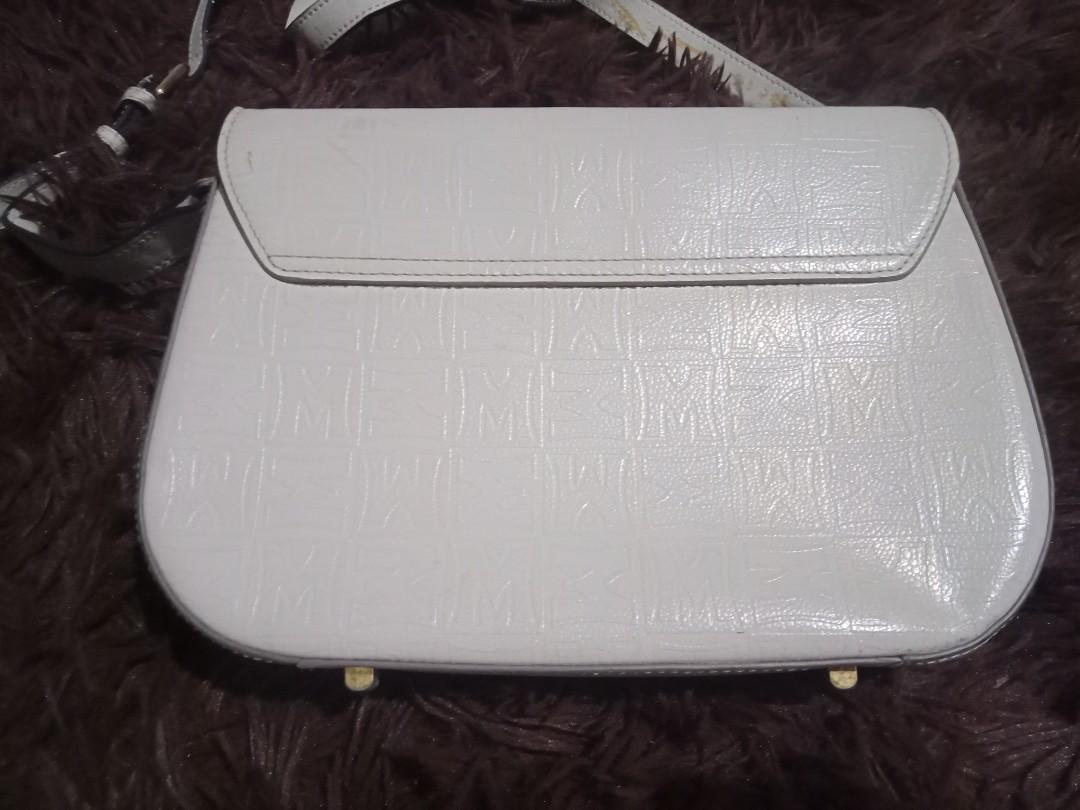 Metrocity Sling Bag (Category: Luxury Bags & Wallets) located in Rizal. Submitted by anggayak2021 (Listing ID 1165771984, Image 2). Description: metrocity sling bag flaws on picture manage your expectation this is preloved bawal sa maarte pm for questions.