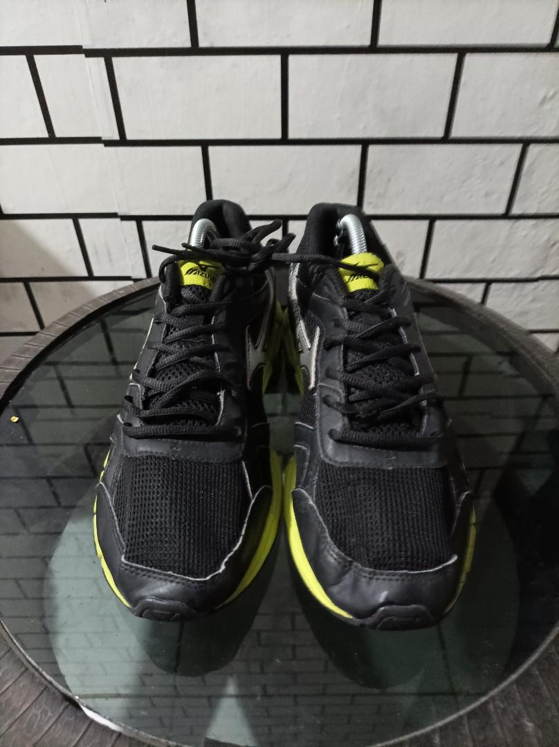 Mizuno Spark Black Fesyen Pria Sepatu Sneakers di Carousell