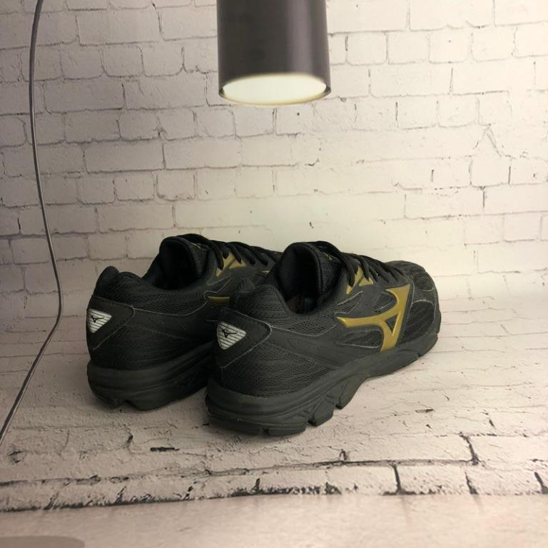 Sepatu running hotsell mizuno black